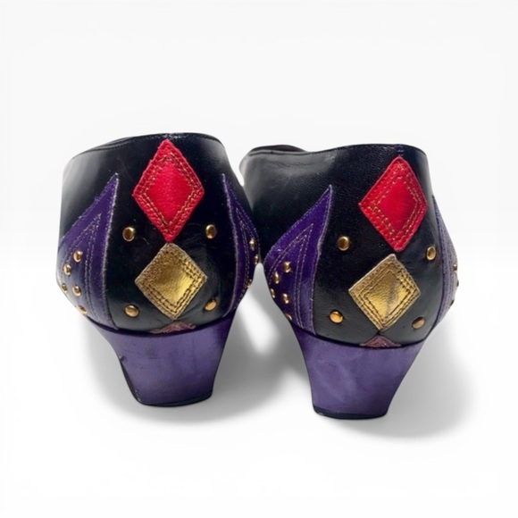 MARGARET JERROLD Vintage black pumps with Red Green Gold Accents & Gold Studs 9 - Picture 3 of 8